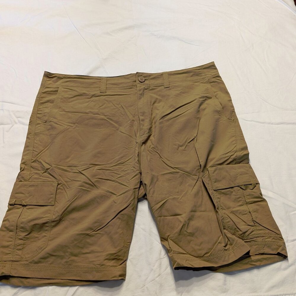 Mountain Hardware Men's lightweight cargo shorts
